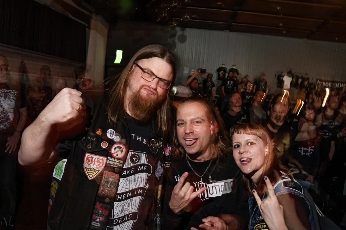 Man sieht die Fans am Elements of Rock.